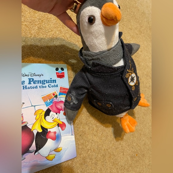 Story time bundle - a Disney book and a toy Penguin - Picture 3 of 10